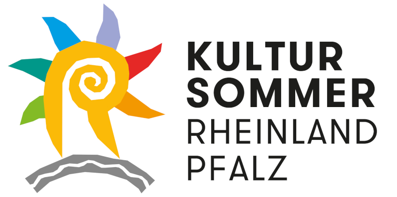 Das Logo des Kultursommer Rheinland-Pfalz: Links das Bild, ein kräftig gelbes eingerolltes großes "R" mit bunten Zacken (hellgrün, dunkelgrün, mittelblau, lavendel, rot, orange) auf einem gebogenen grauen Streifen mit geschlängelter Trennlinie in der Mitte.